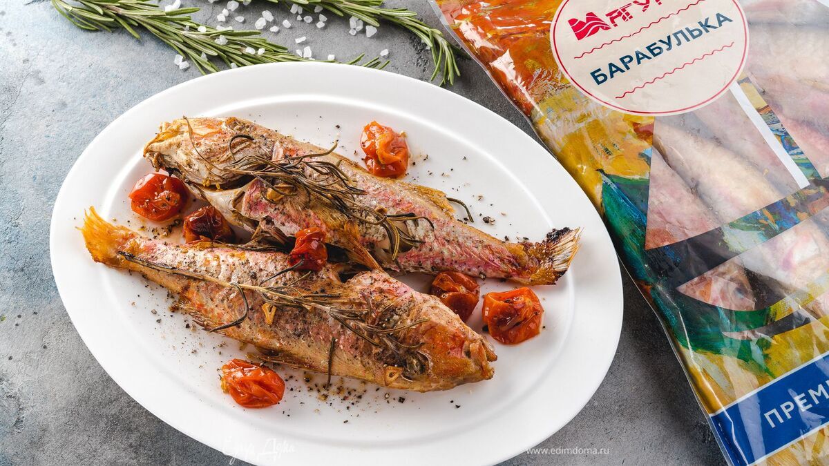 Барабулька, запеченная с помидорами черри и розмарином