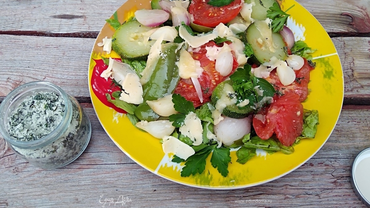 Теплый овощной салат с базиликовой солью