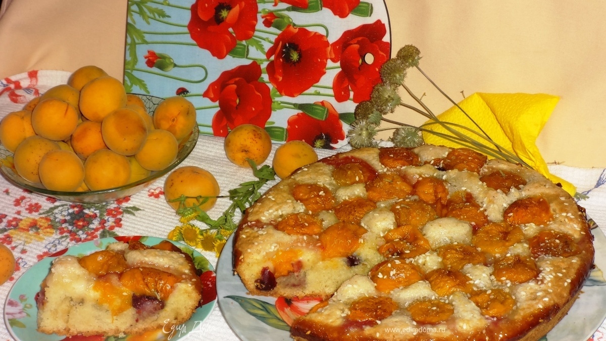 Пирог с абрикосами и черешней