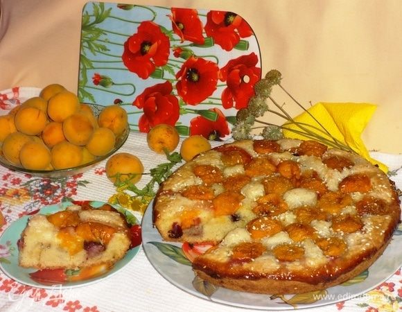 Пирог с абрикосами и черешней
