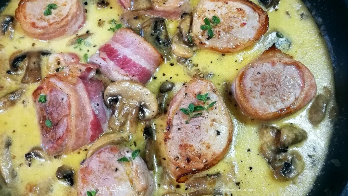 Свиные медальны с грибным соусом а-ля карбонара