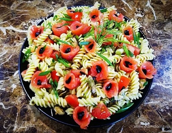 Салат с макаронами, копчеными мидиями и форелью Салат с макаронами, копчеными мидиями и форелью