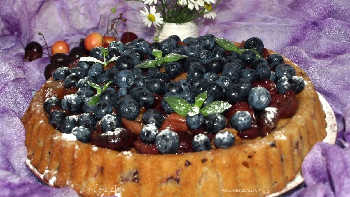 Пирог с черешней, голубикой и десертным вином