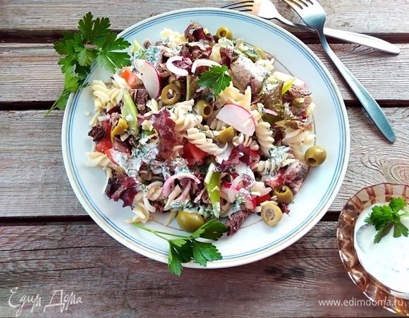 Салат с пастой, тунцом и «Зеленой» заправкой 