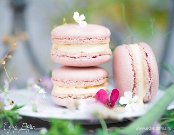 Макарон с мороженым из маракуйи Макарон с мороженым из маракуйи