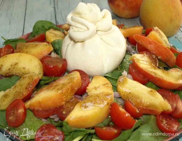 Салат из персиков, помидоров черри и сыра буррата