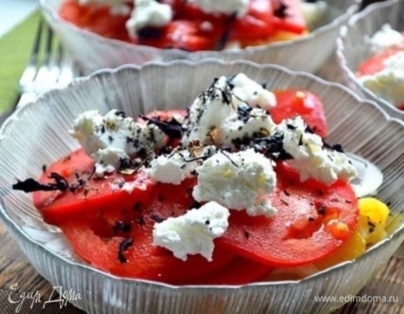 Летний салат с томатами и брынзой Летний салат с томатами и брынзой