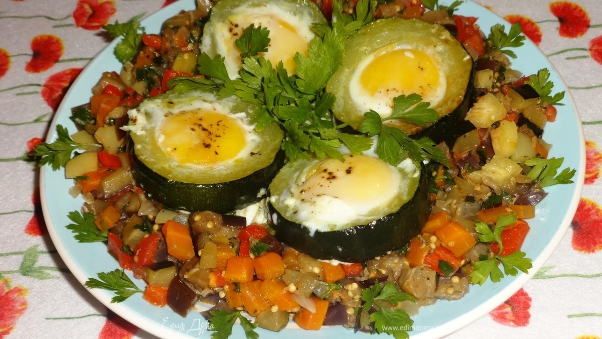 Яйца в кольцах цукини с овощным гарниром