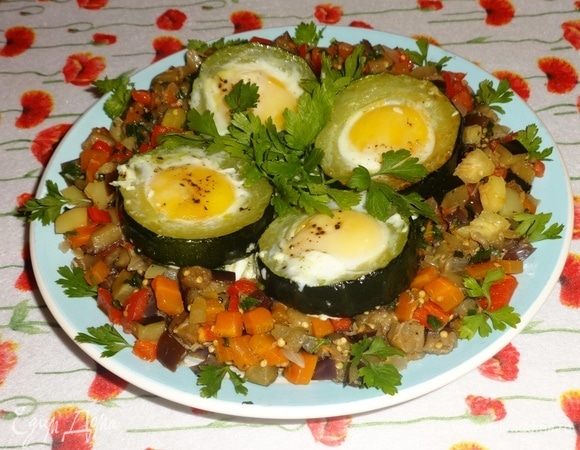 Яйца в кольцах цукини с овощным гарниром