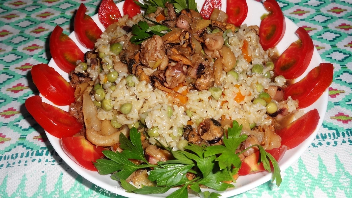 Рис с овощами и морским коктейлем