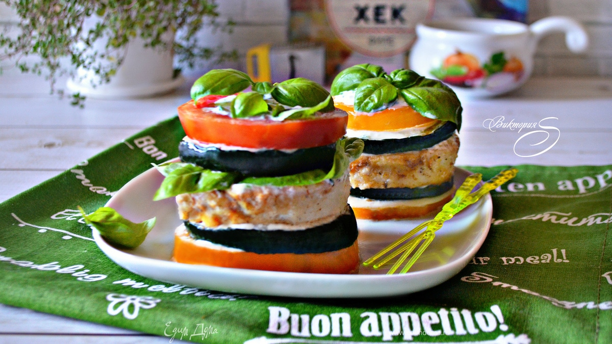 Башенки с рыбой и овощами под соусом дзадзики