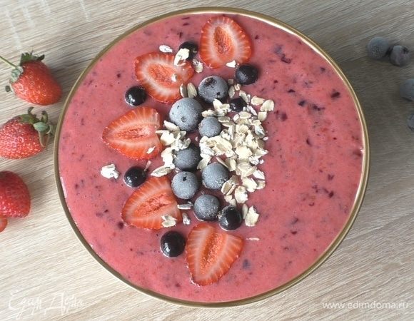 Смузи-боул с клубникой и черной смородиной