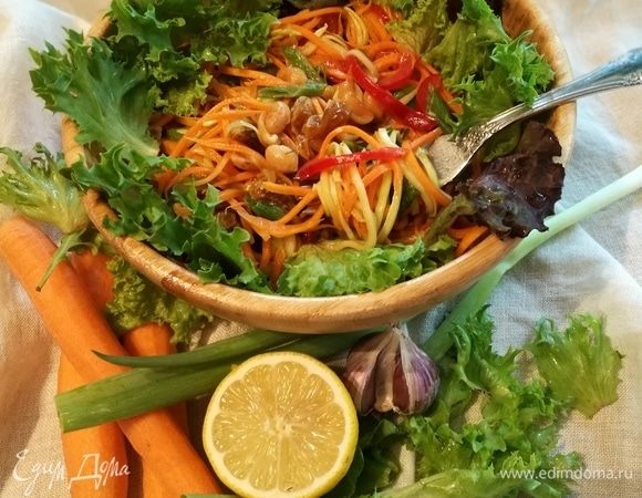 Морковно-кабачковая «паста» с заправкой из тахини и арахисом