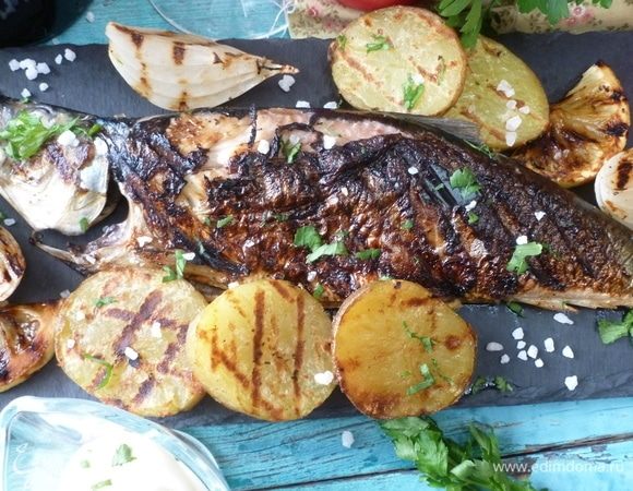 Сельдь на гриле с подпеченными овощами