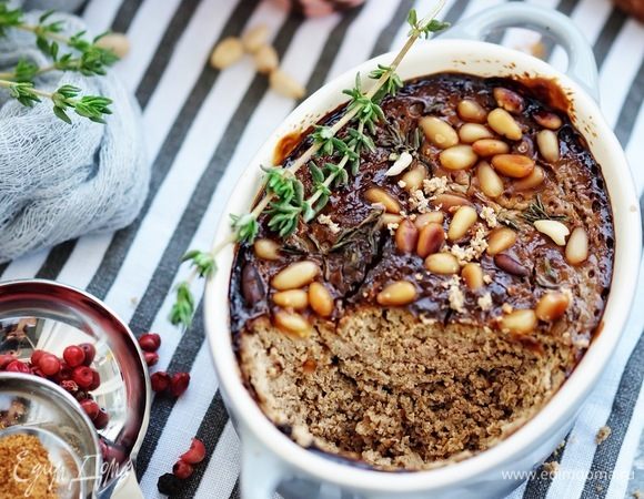 Печеночный паштет с творожным сыром и кедровыми орешками