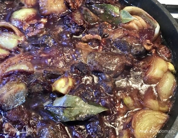 Ягнятина, тушенная со сливами и грецкими орехами