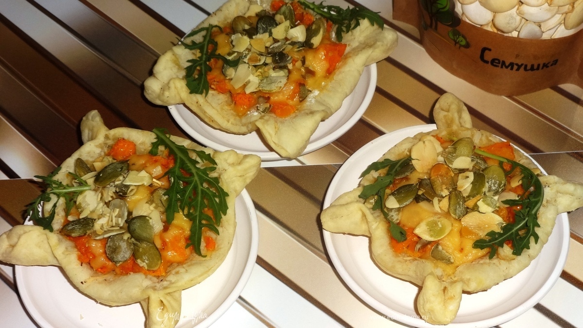 Слойки с тыквой и тыквенными семечками