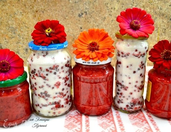 Перетертая и целая брусника с сахаром на зиму