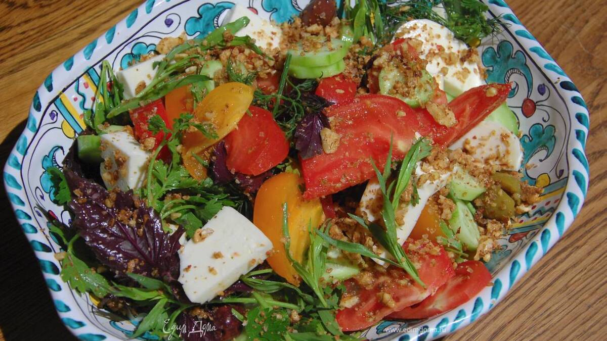 Салат из помидоров с сулугуни, оливками и зеленью