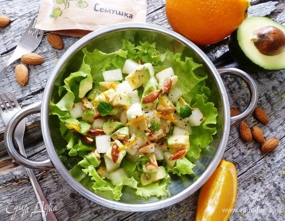 Салат из дыни и авокадо с миндалем