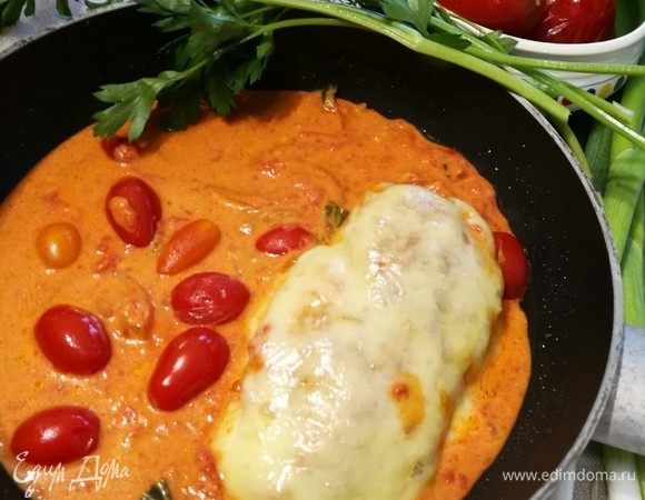 Филе куриной грудки под сливочно-томатным соусом