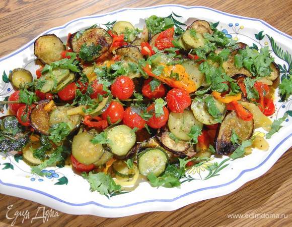 Салат из цукини, баклажанов и перца, припущенных в белом вине Салат из цукини, баклажанов и перца, припущенных в белом вине