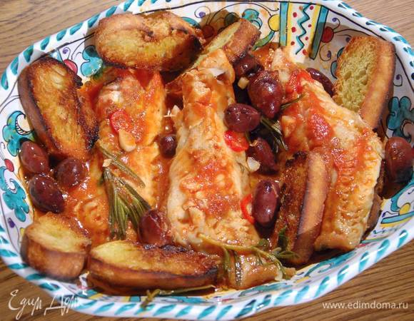 Морской окунь, томленный в томатном соусе с розмарином и оливками Морской окунь, томленный в томатном соусе с розмарином и оливками