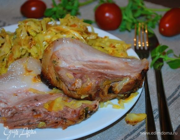 Свиная рулька с капустой
