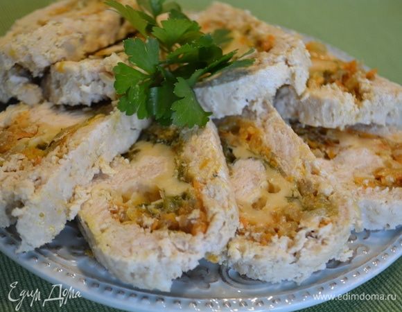Куриный рулет с овощами и сыром