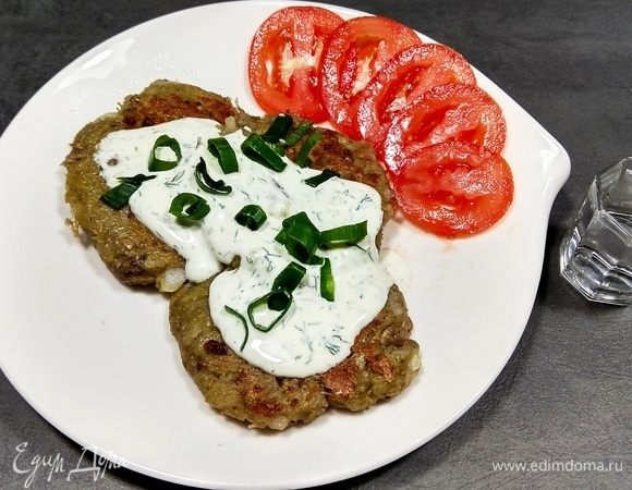 Белорусские драники с шампиньонами под чесночным соусом Белорусские драники с шампиньонами под чесночным соусом