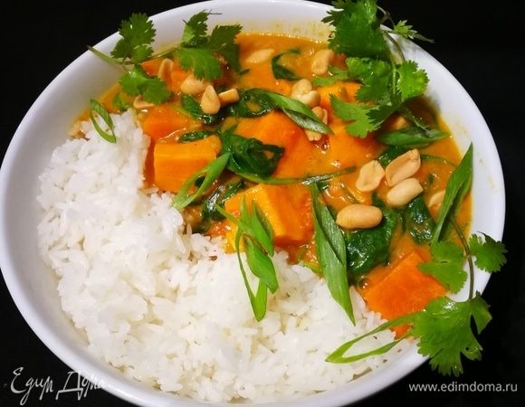 Карри из батата со шпинатом и арахисом