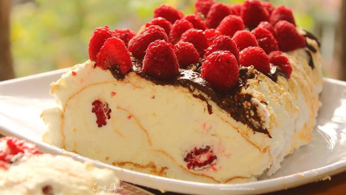 Меренговый рулет с кремом шантильи и малиной