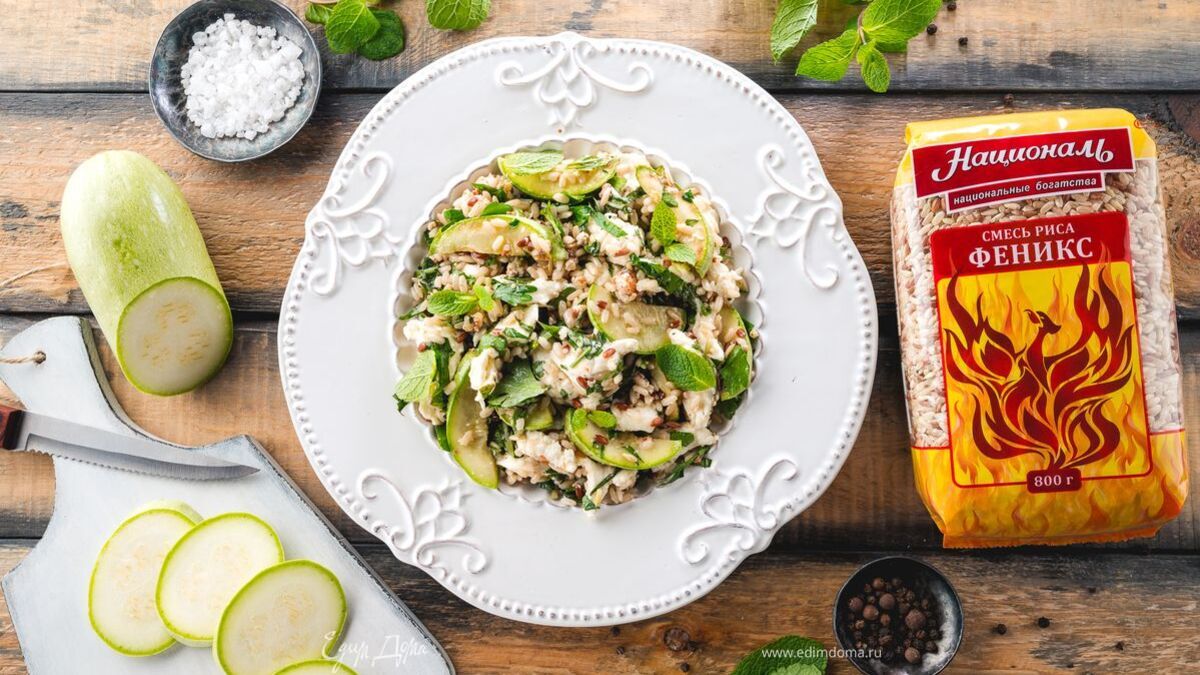 Салат из двух сортов риса с сулугуни и кабачками