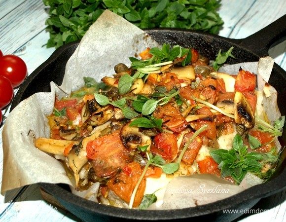 Треска, запеченная с помидорами и грибами