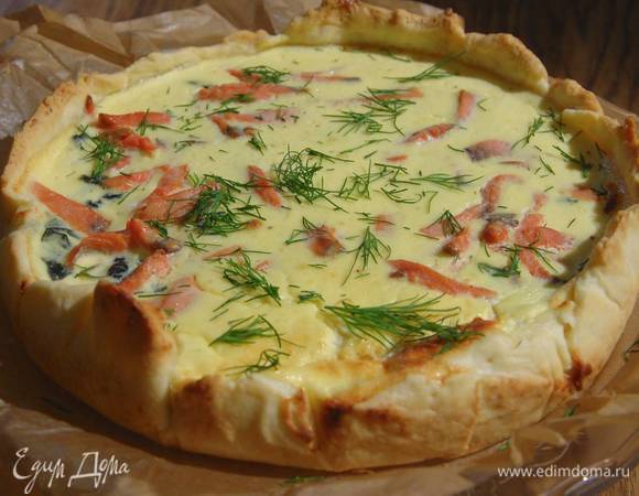 Киш с копченой рыбой, шпинатом и хреном 