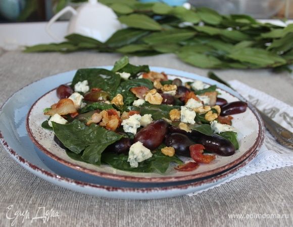 Салат с виноградом и голубым сыром под теплой беконной заправкой