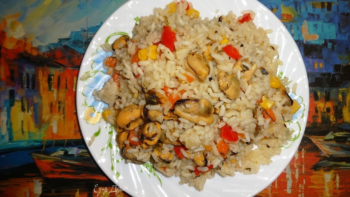 Паэлья с мидиями и кукурузой