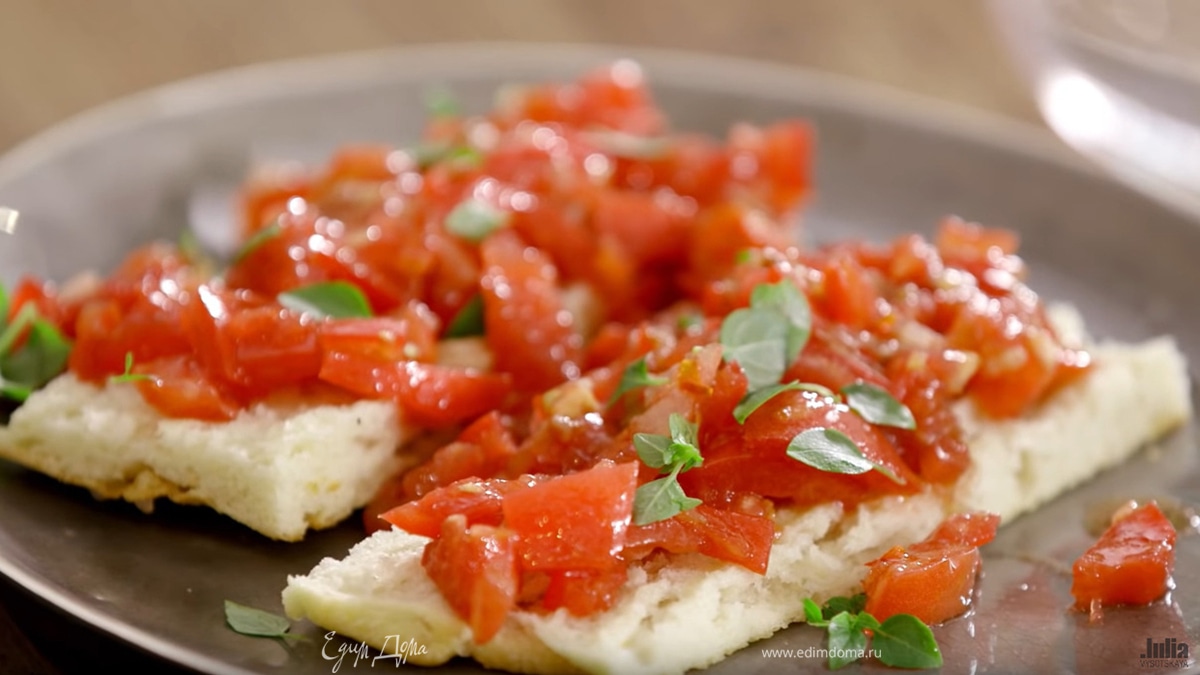 Брускетты из домашней фокаччи с помидорами и чили