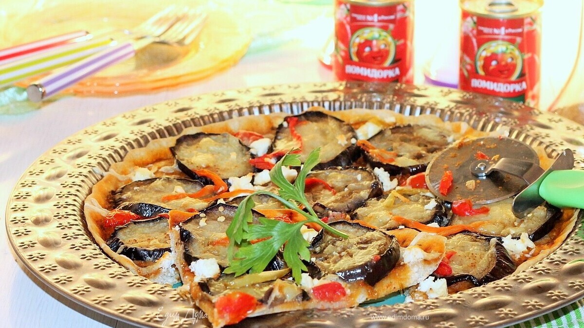 Пицца с баклажаном и жгучим томатным соусом