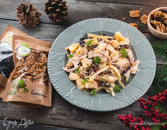 Салат с курицей, черносливом и грецкими орехами Салат с курицей, черносливом и грецкими орехами