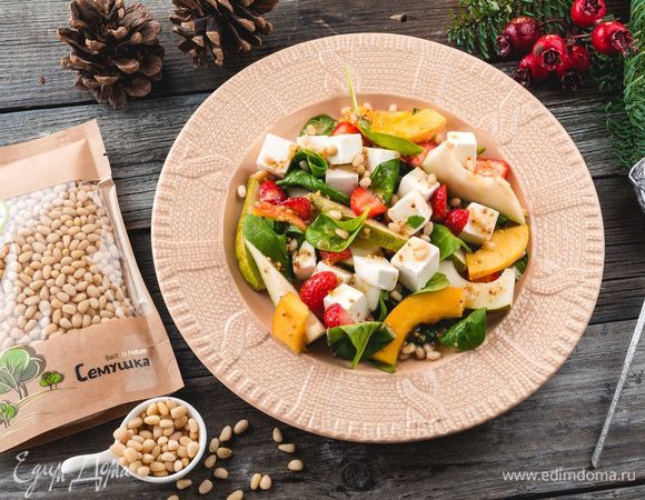 Фруктовый салат с кедровыми орехами и фетой