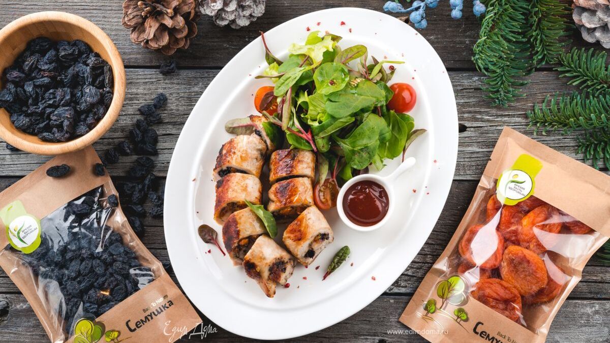 Куриные рулетики с курагой и изюмом