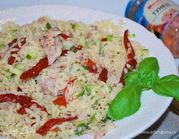 Салат из пасты орзо с тунцом и маринованным огурцом Салат из пасты орзо с тунцом и маринованным огурцом