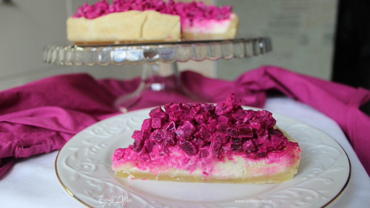 Закусочный пирог с камамбером и свекольным релишем