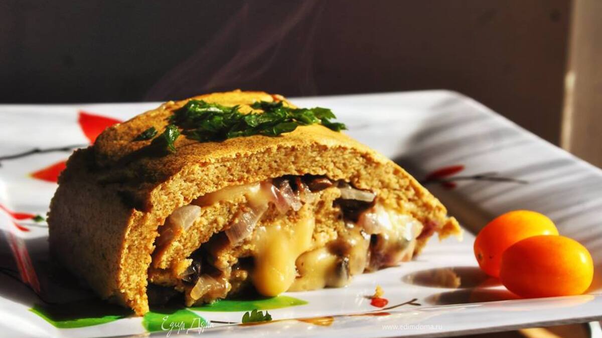 Kартофельно-ржаной рулет с грибами и сыром