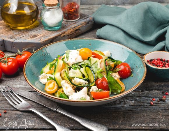 Салат с томатами, цукини и моцареллой Салат с томатами, цукини и моцареллой