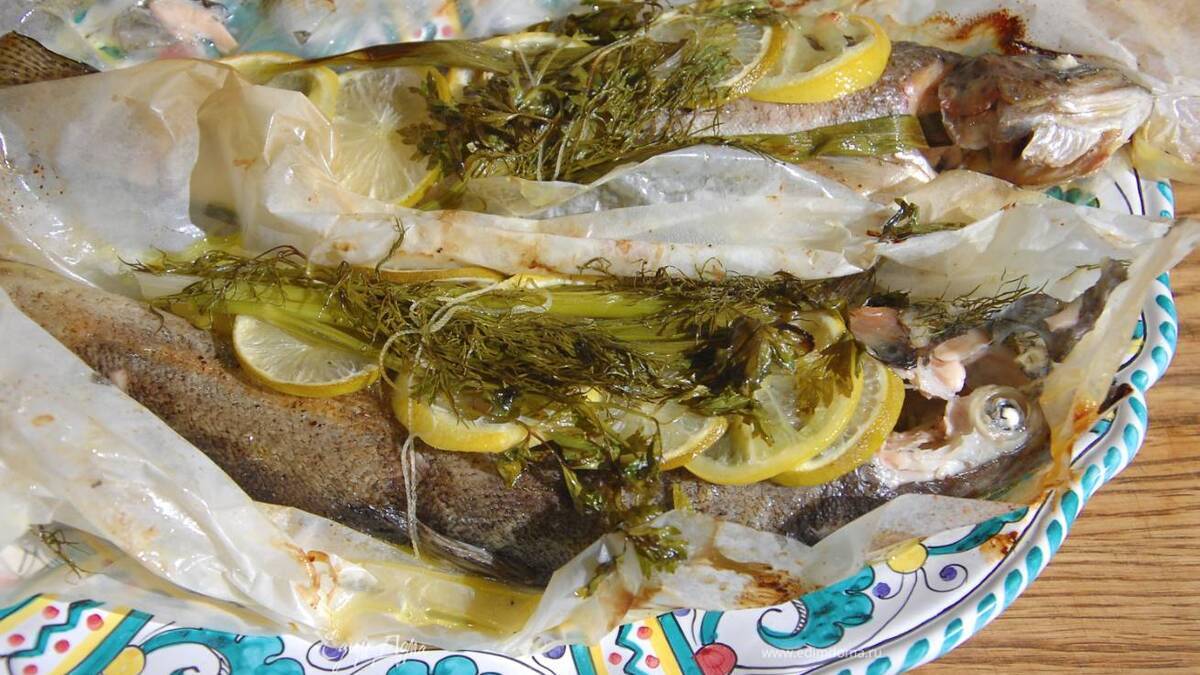 Форель с зеленью, запеченная в конверте