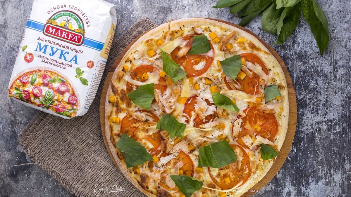 Пицца с тыквой и копченой курицей