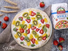 Сладкая пицца с ягодами и фруктами