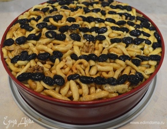 Чак-чак с орехами и изюмом Чак-чак с орехами и изюмом